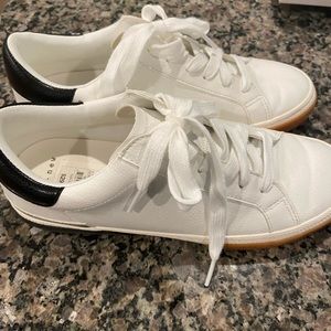 Women’s fashion sneaker